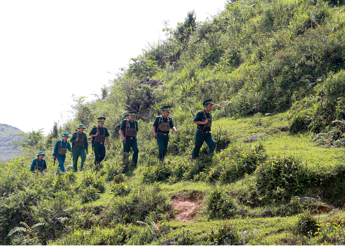 Bộ đội Biên phòng phối hợp với lực lượng Dân quân tuần tra bảo vệ biên giới.