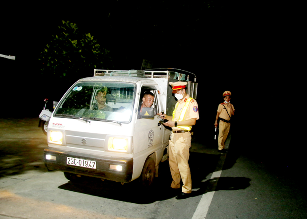 Đội Cảnh sát giao thông số 2 tuần tra, kiểm soát đảm bảo an toàn giao thông trên tuyến Quốc lộ 4C.