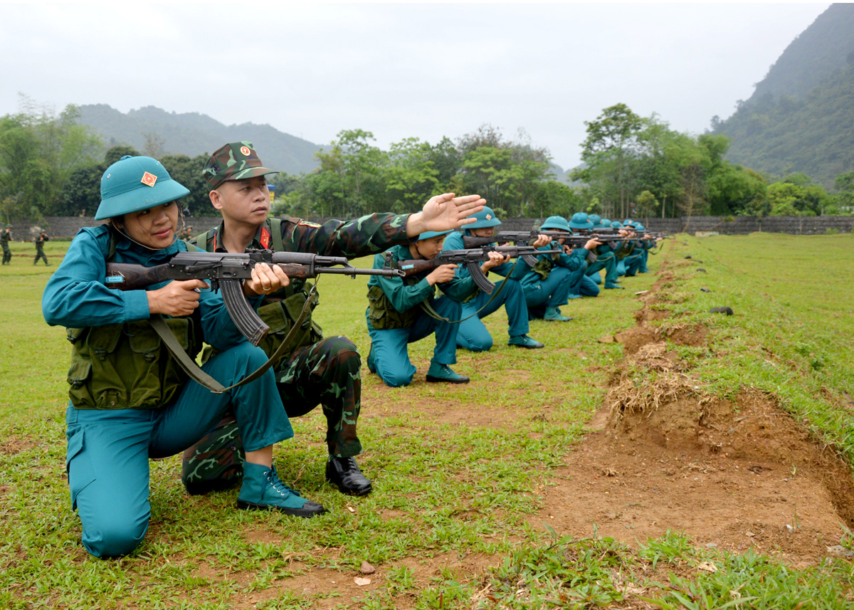 Thiếu tá Nguyễn Minh Chiến hướng dẫn chiến sỹ Dân quân tự vệ tập luyện bắn súng tiểu liên AK.