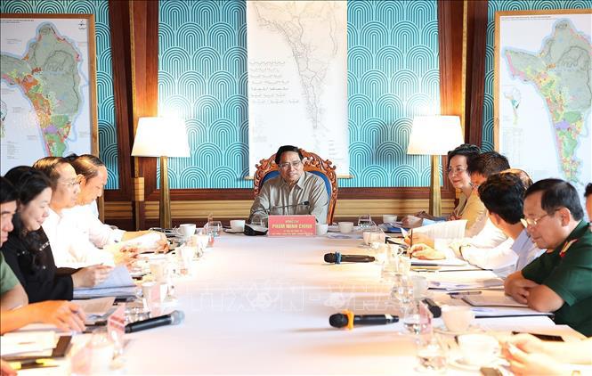 Prime Minister Pham Minh Chinh works with Kien Giang, Phu Quoc leaders (Photo: VNA) 
