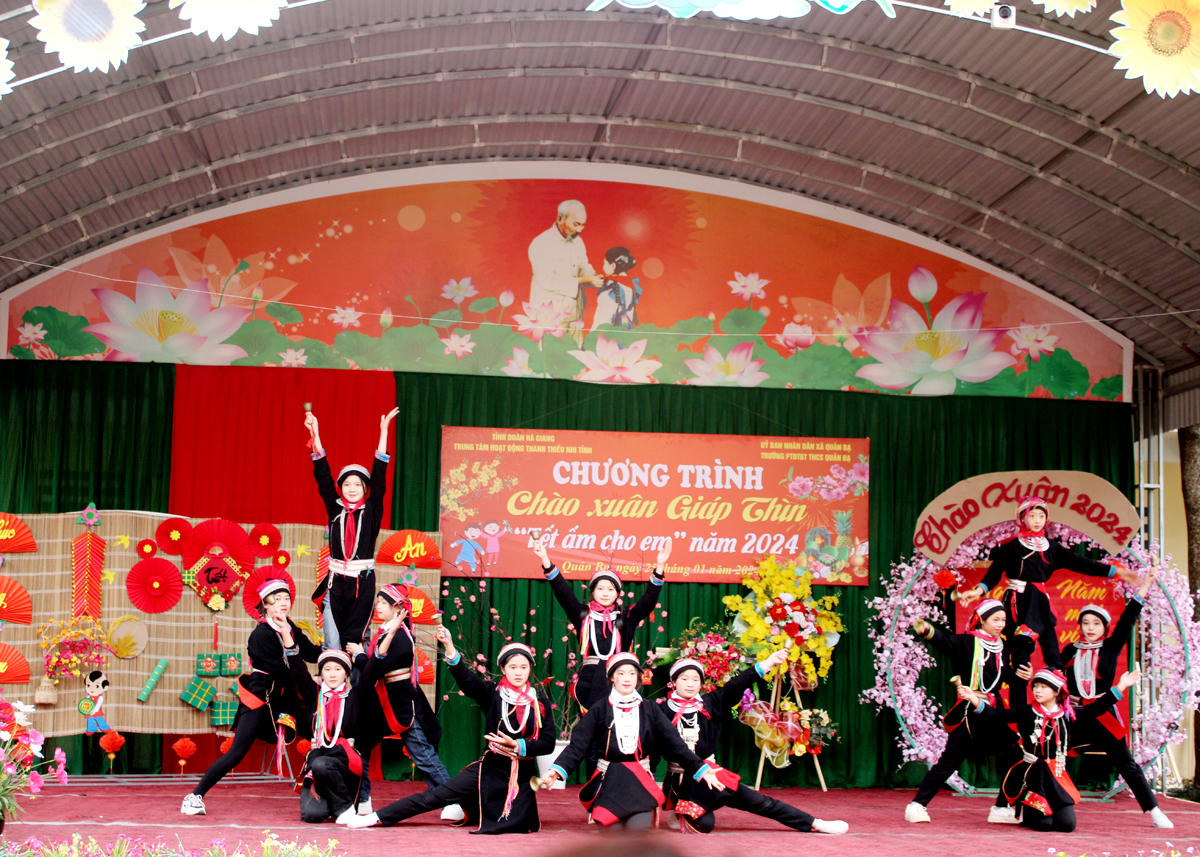 Học sinh Trường Phổ thông Dân tộc bán trú THCS Quản Bạ biểu diễn điệu múa chuông của dân tộc Dao.