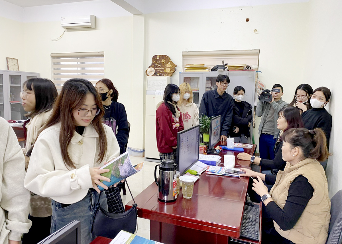 Sinh viên Khoa Truyền thông đa phương tiện, Đại học Thăng Long thực tế tại Tòa soạn Báo Hà Giang.					 Ảnh: HUY BA