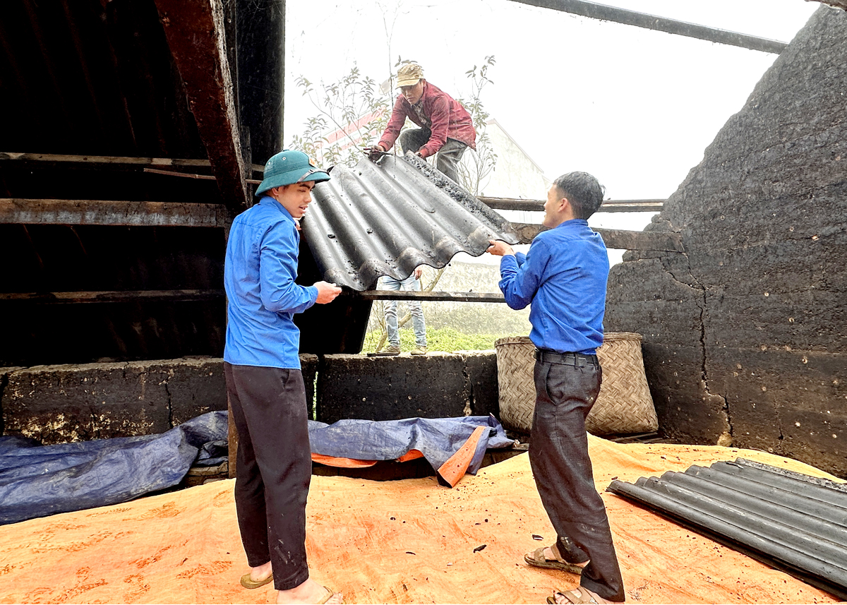 Đoàn Thanh niên Trung tâm Văn hóa thông tin và du lịch huyện lợp mái nhà cho gia đình ông Lý Chẩn Quẩy, thôn Thượng Lâm, xã Minh Tân.