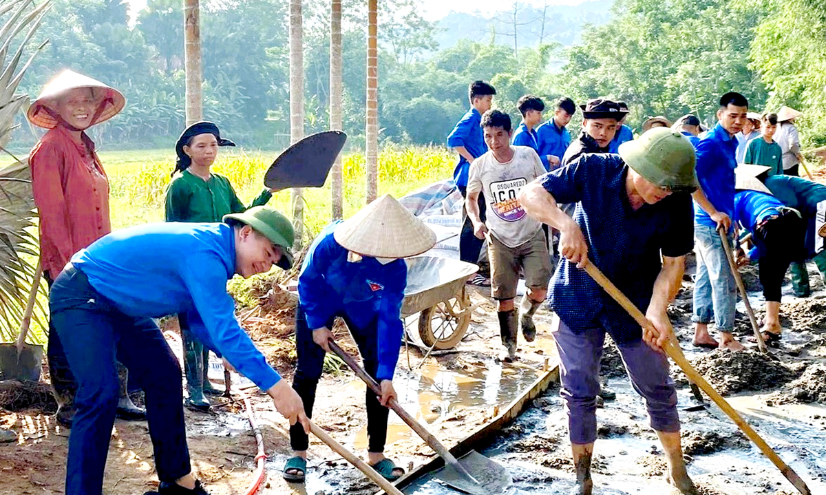 Thanh niên huyện Quang Bình góp sức làm đường bê tông nông thôn tại thôn Chàng Sát, xã Yên Hà.