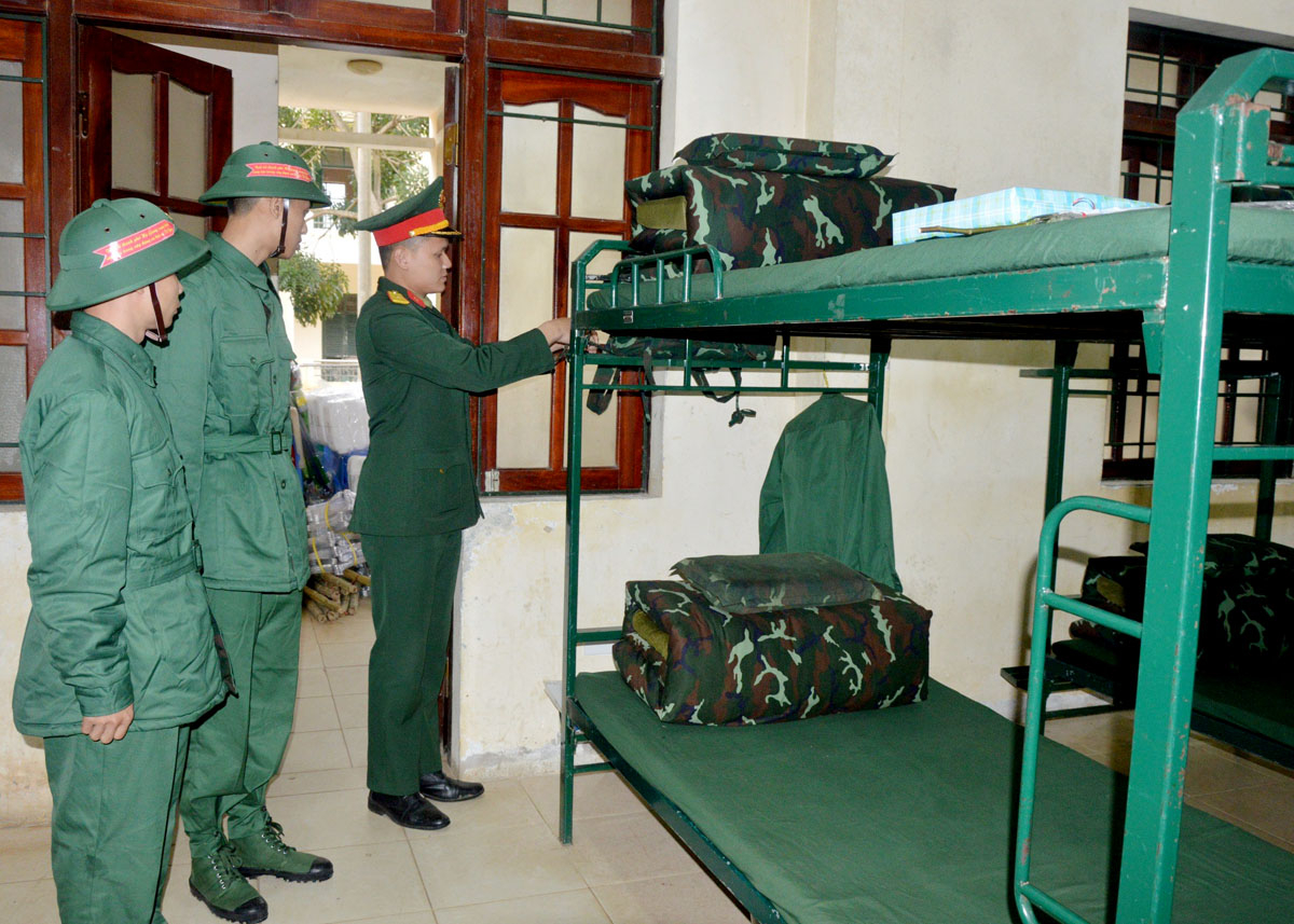 Hướng dẫn chiến sỹ mới sắp xếp nội vụ vệ sinh tại Trung đoàn 877.