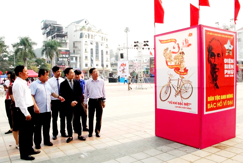 The exhibition features 70 propaganda posters on the Dien Bien Phu Victory. (Photo: VNA)
