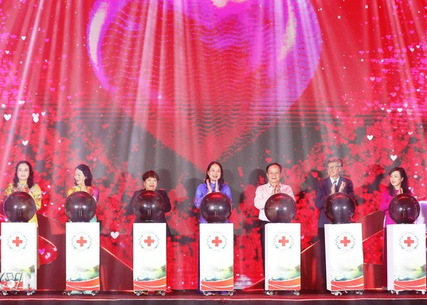 Acting President Vo Thi Anh Xuan (C) and other delegates launch the National Humanitarian Month 2024. (Photo: VNA)
