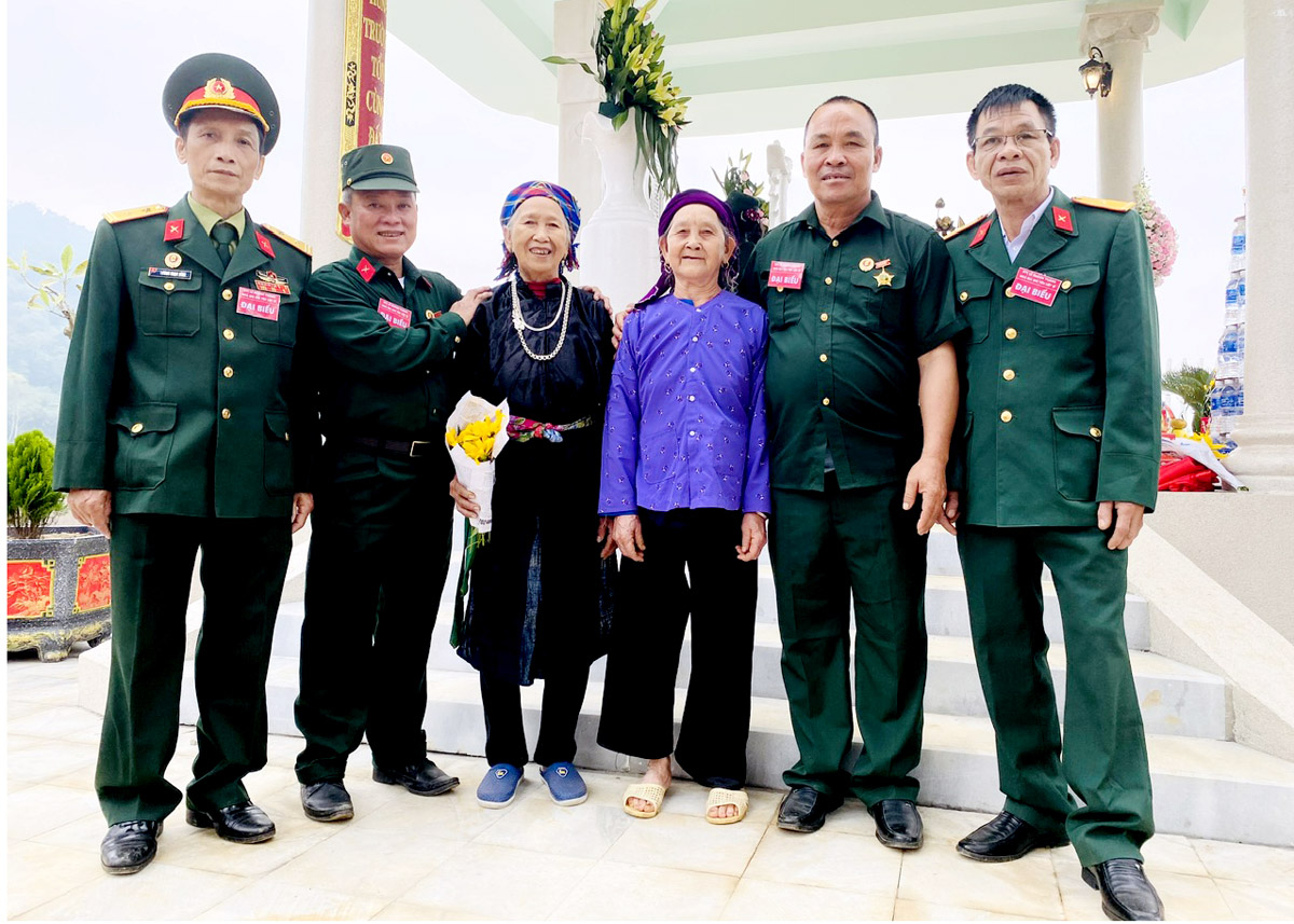 Những người lính Lữ đoàn Pháo binh 168 và Lữ đoàn Pháo phòng không 297 năm xưa thăm lại chiến trường và bà con Hà Giang.