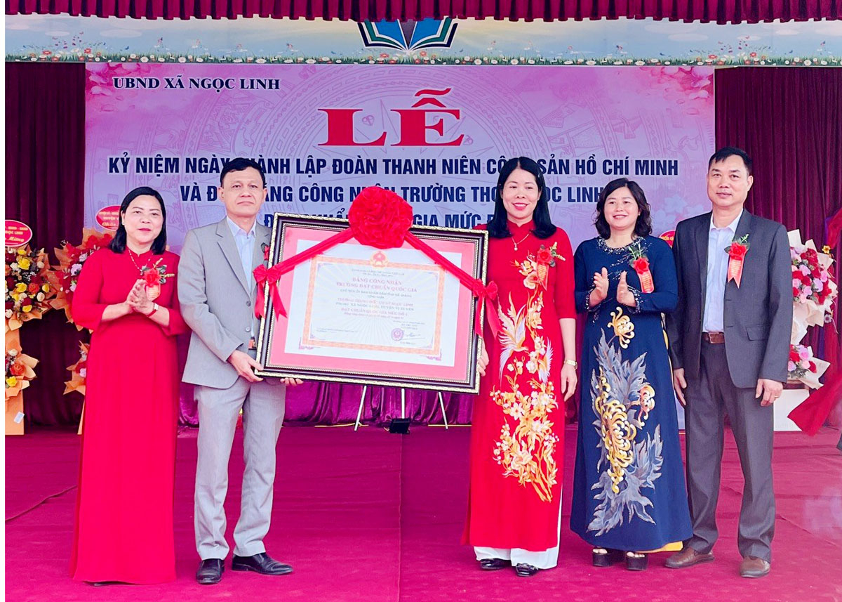 Trường THCS Ngọc Linh đón Bằng công nhận đạt chuẩn quốc gia mức độ 1.