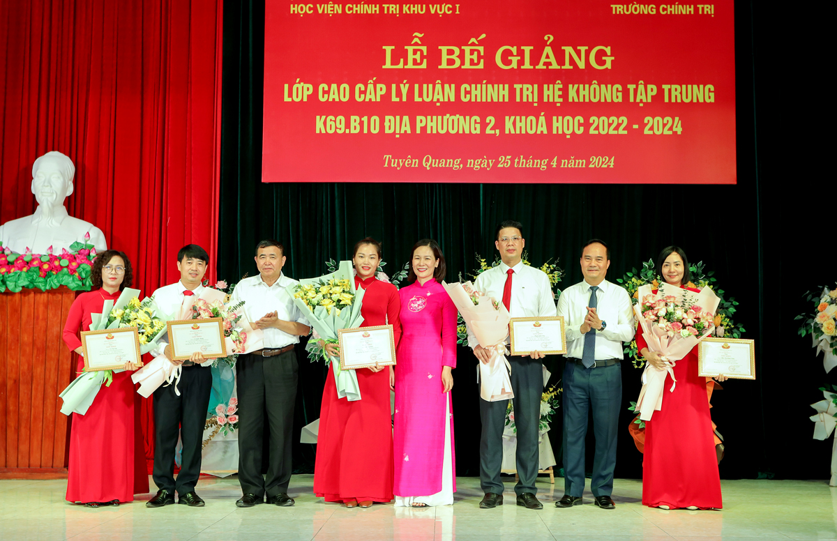 Lãnh đạo Học viện Chính trị khu vực I; lãnh đạo tỉnh Tuyên Quang và tỉnh Hà Giang trao tặng Giấy khen cho các học viên
