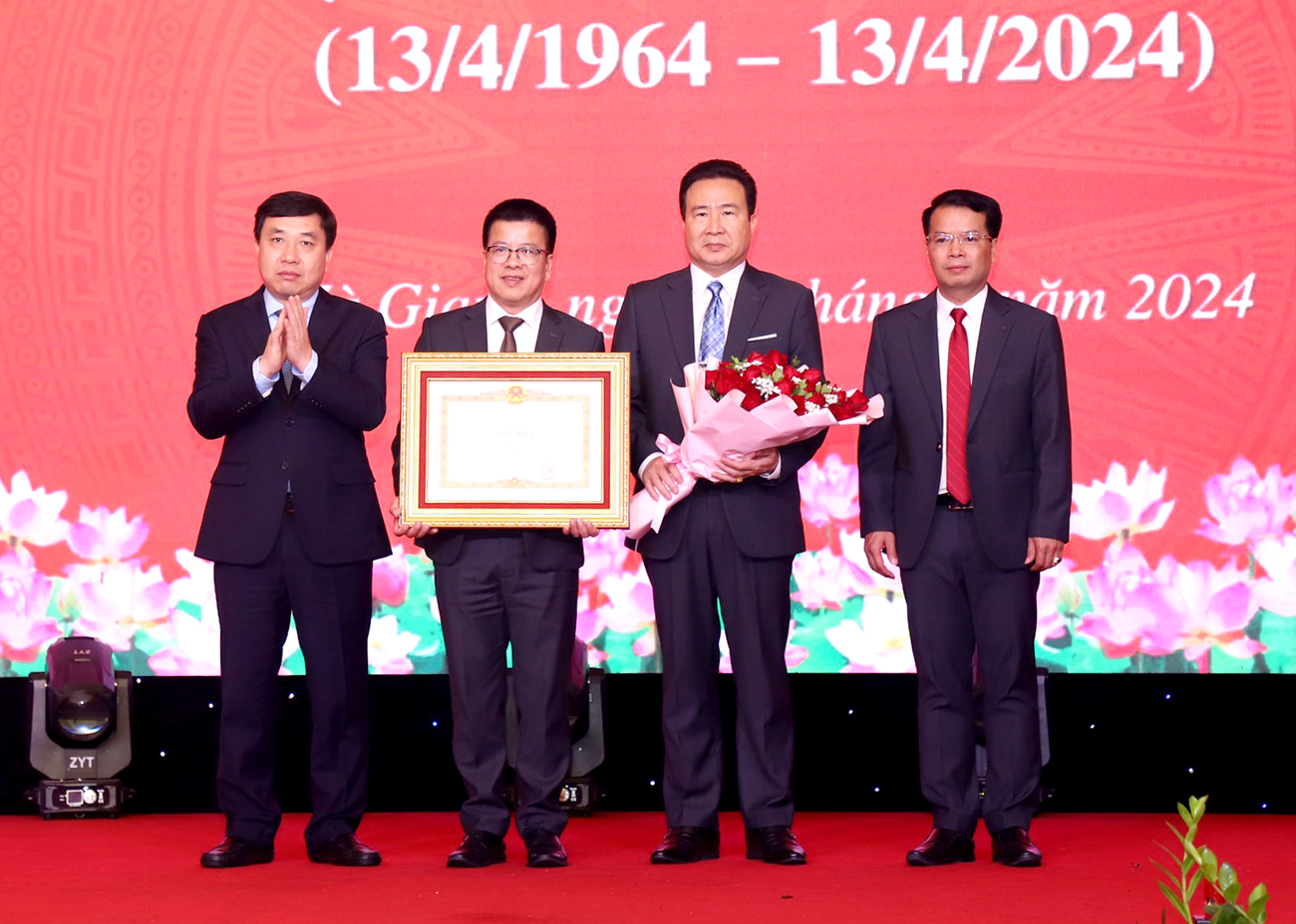 Quyền Bí thư Tỉnh ủy Nguyễn Mạnh Dũng trao tặng Bằng khen của Thủ tướng Chính phủ cho Báo Hà Giang.