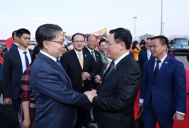 Chairman of the Standing Committee of the National Peoples Congress of China Zhao Leji bids farewell to NA Chairman Vuong Dinh Hue - Photo: VNA