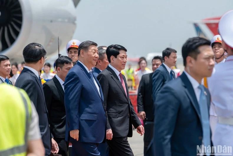 State President Luong Cuong (R) welcomes General Secretary of the Communist Party of China Central Committee and President of China Xi Jinping at the Noi Bai International Airport.