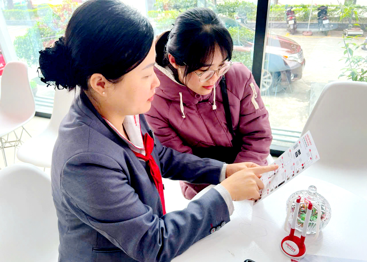 A Viettel Ha Giang employee instructs the creation of MySign digital signatures.
