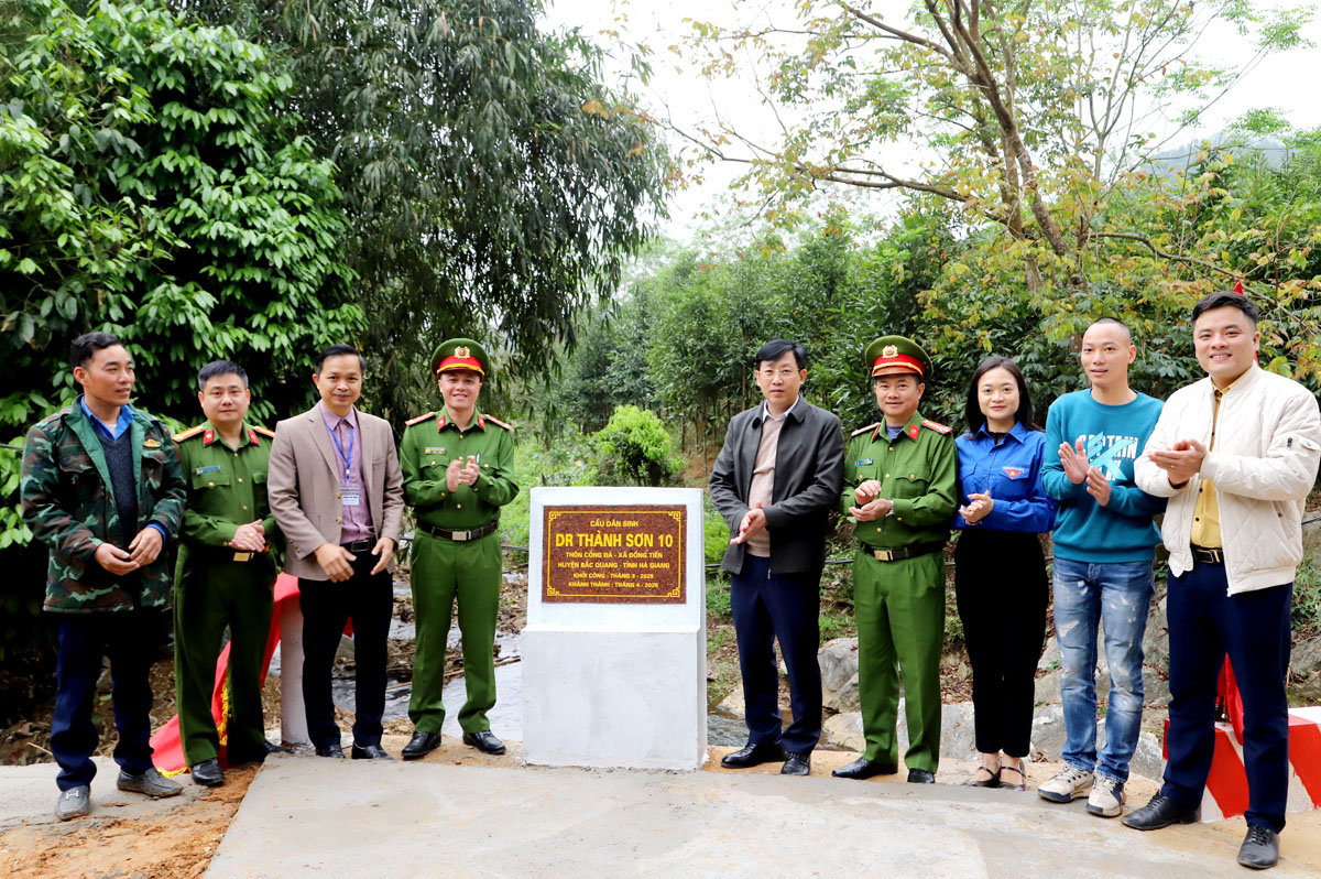 Các đại biểu cắt băng khánh thành công trình câu dân sinh tại xã Đồng Tiến.