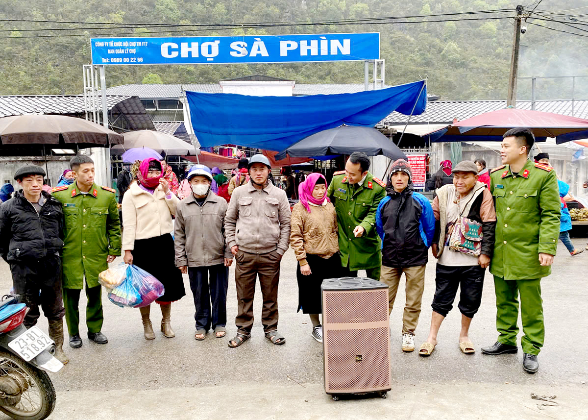 Công an xã Sà Phìn tuyên truyền pháp luật bằng loa tại chợ phiên Sà Phìn