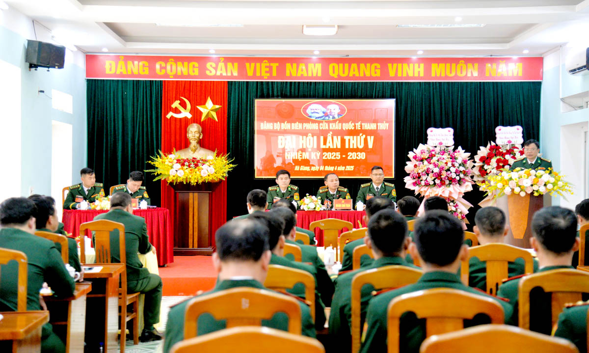 Đại tá Đào Hồng Hà, Bí thư Đảng ủy, Chính ủy Bộ Chỉ huy BĐBP tỉnh phát biểu tại Đại hội.