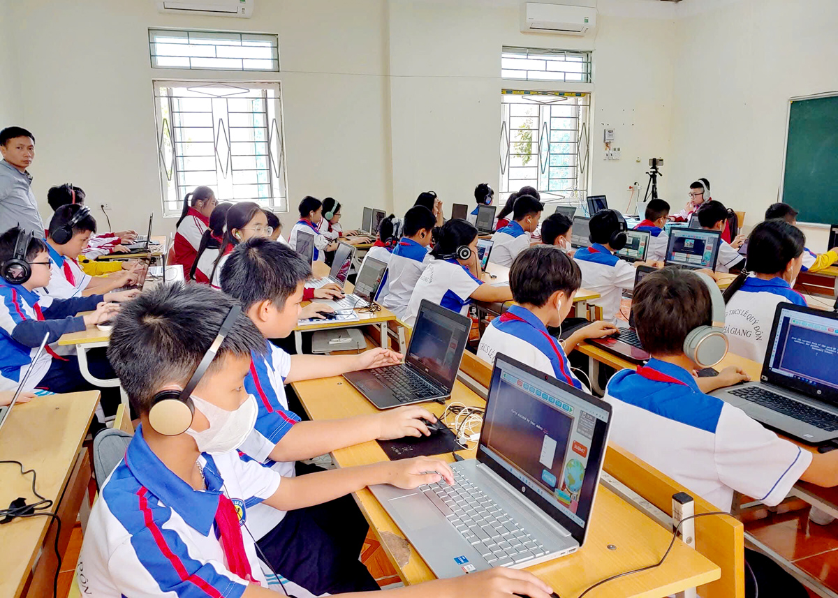 Học sinh trường THCS Lê Quý Đôn, TP Hà Giang, thi tiếng Anh qua mạng
