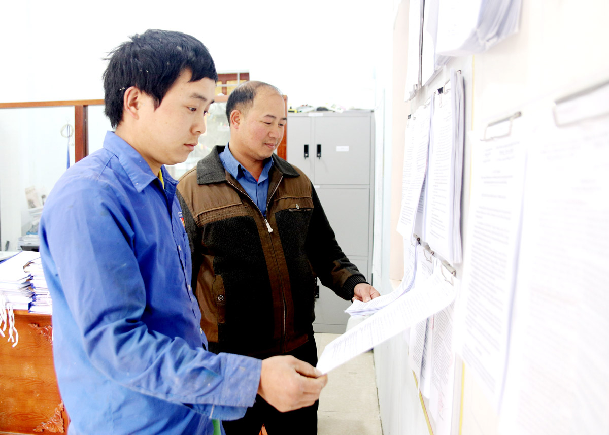 Thủ tục hành chính được niêm yết công khai tại bộ phận một cửa xã Hồ Thầu (Hoàng Su Phì), góp phần nâng cao sự hài lòng của người dân đối với chính quyền cơ sở.