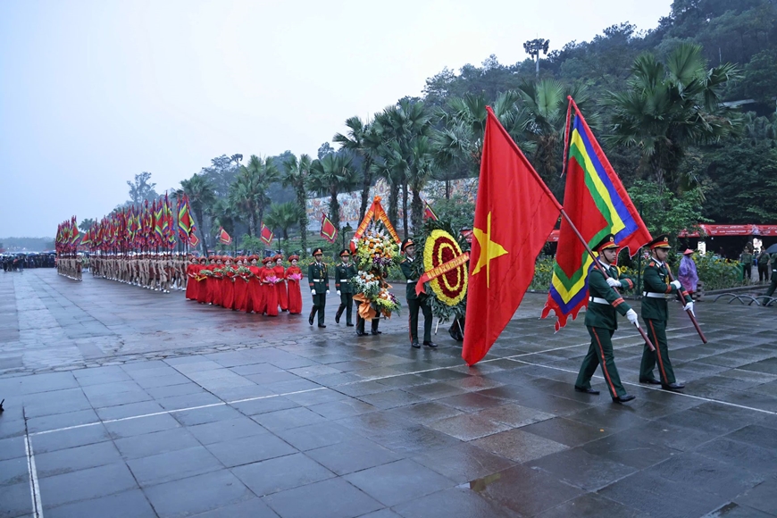  Đoàn đại biểu cùng khối nghi thức, đội rước kiệu, lễ vật khởi hành từ sân Trung tâm Lễ hội Đền Hùng.