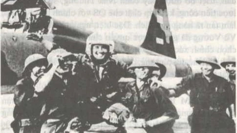 Phi công Nguyễn Thành Trung lái máy bay F-5E hạ cánh tại sân bay Phước Long.
