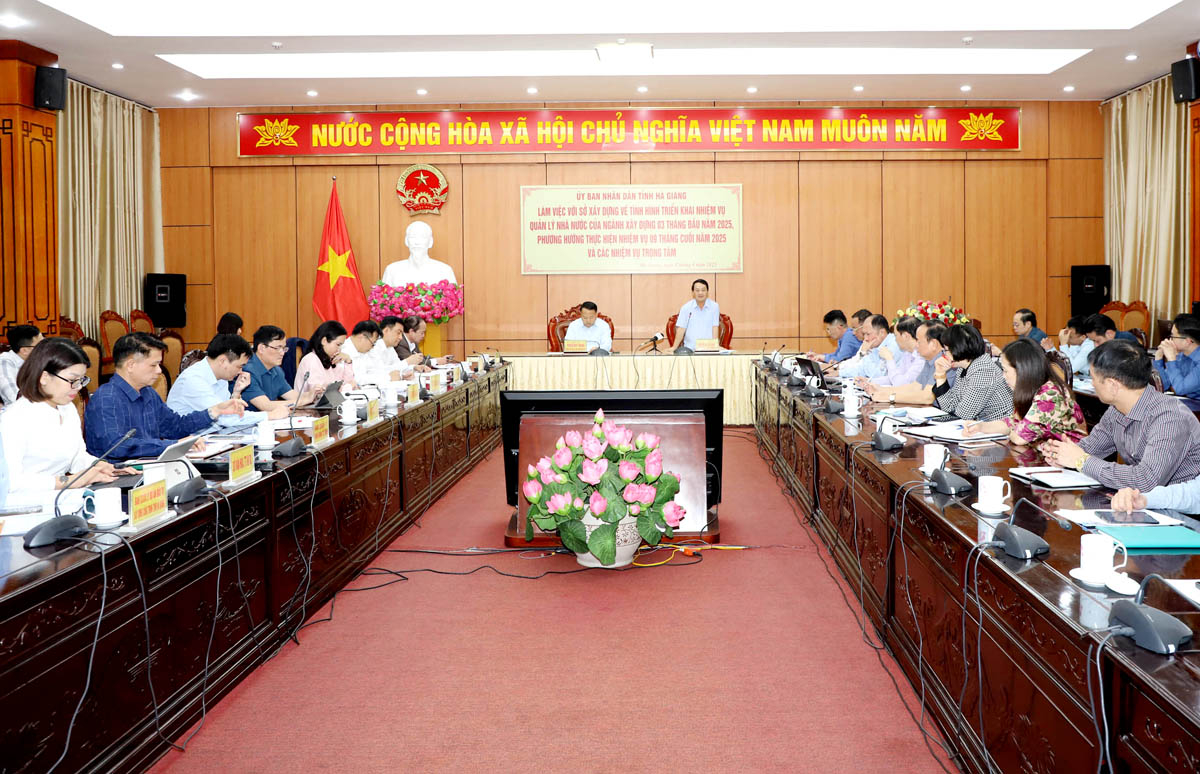 Quang cảnh buổi làm việc