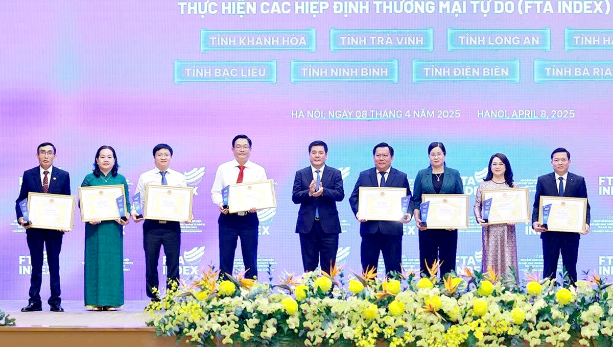 Vice Chairwoman of the Provincial People’s Committee Ha Thi Minh Hanh receives a Certificate of Merit from the Ministry of Industry and Trade on behalf of eight localities recognised for their strong performance in FTA implementation.