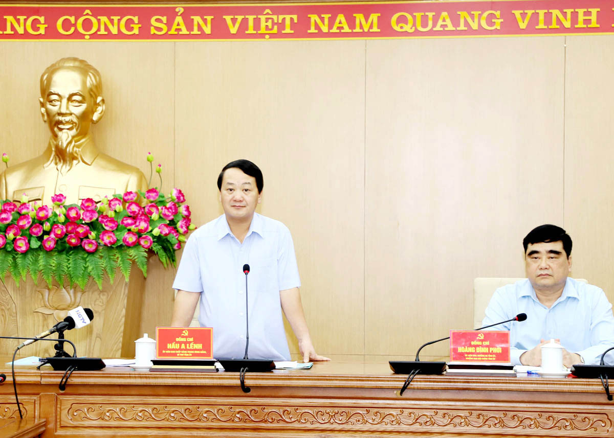 Bí thư Tỉnh ủy Hầu A Lềnh phát biểu kết luận phiên họp