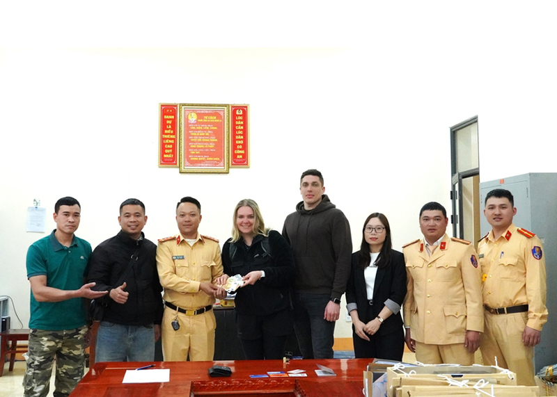 Ha Giang police return lost belongings to Zukiene, a Lithuanian national.