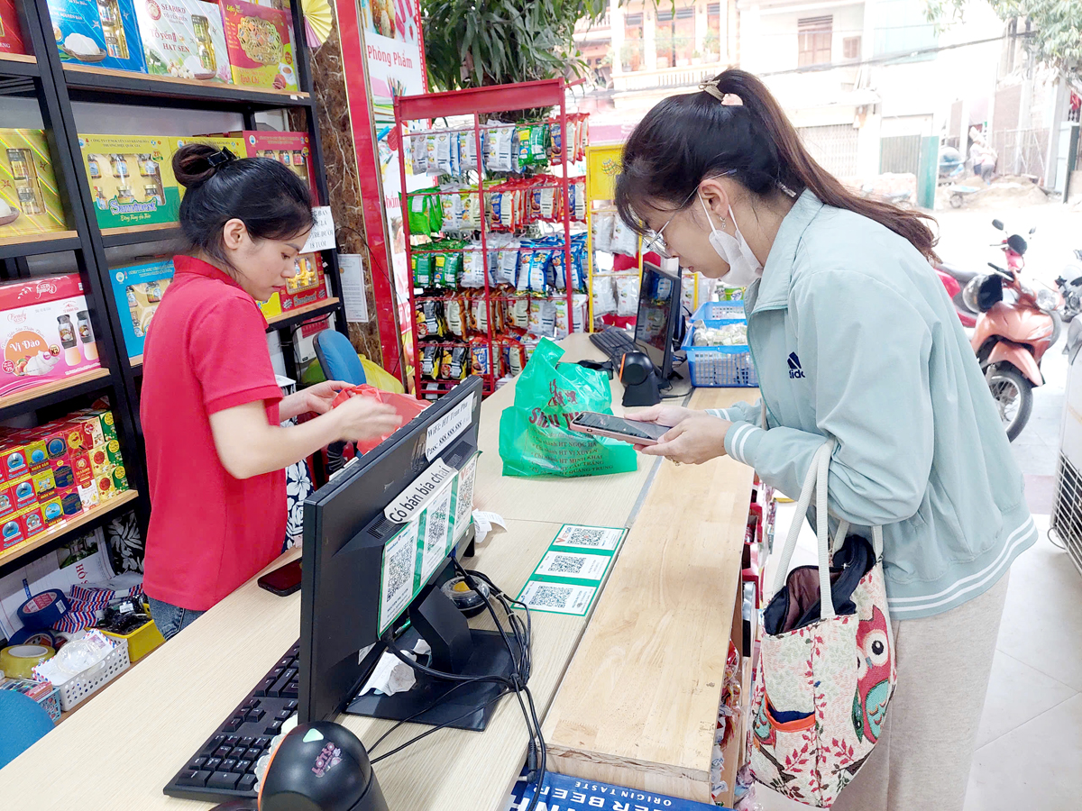 Người dân thành phố Hà Giang thanh toán không dùng tiền mặt qua mã QR Code
