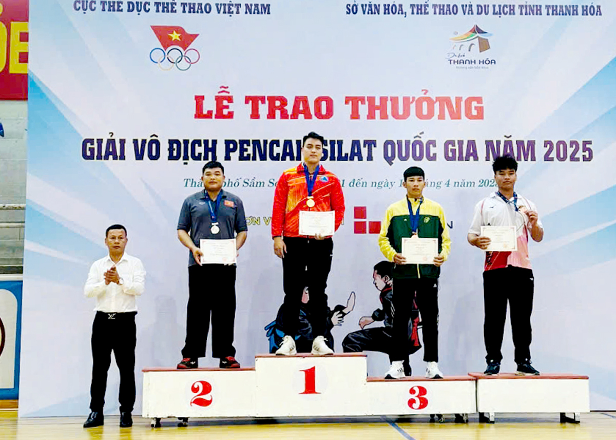 VĐV Hoàng Đình Trường trên bục nhận Huy chương Bạc (bục số 2). Ảnh: CTV