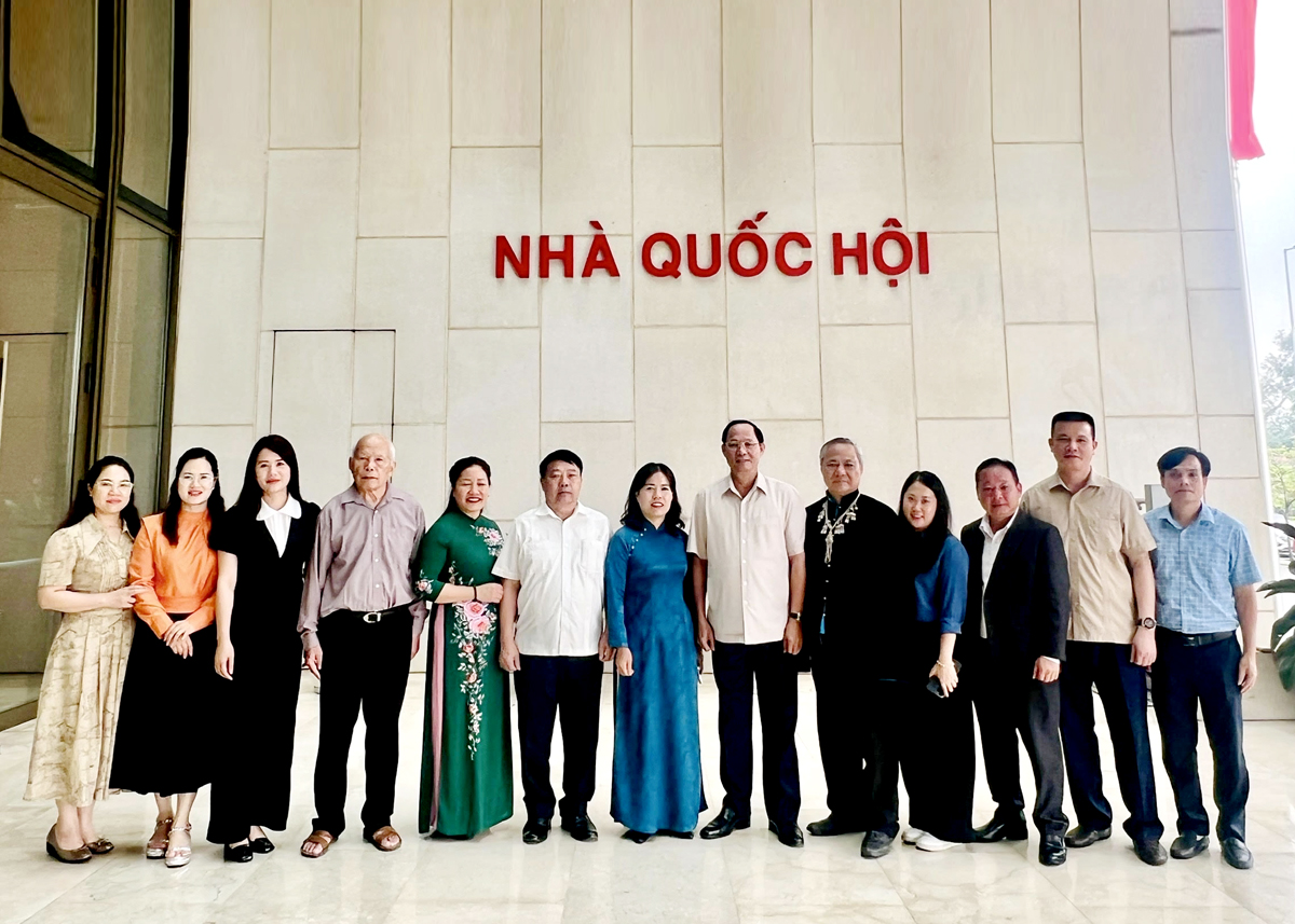 Đoàn ĐBQH tỉnh Hà Giang chụp ảnh lưu niệm cùng đồng chí Nguyễn Khắc Định, Ủy viên BCH T.Ư Đảng khoá XIII, Phó Chủ tịch Quốc hội.