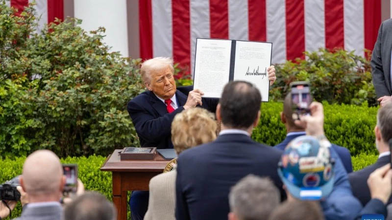 Tổng thống Mỹ Donald Trump giơ cao sắc lệnh hành pháp về thuế quan đối ứng tại Vườn Hồng của Nhà Trắng ở Washington D.C. ngày 2/4/2025. 