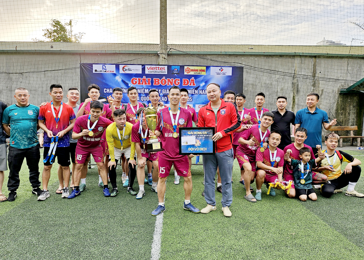 Ban Tổ chức trao Cúp vô địch cho FC Đoàn Kết

