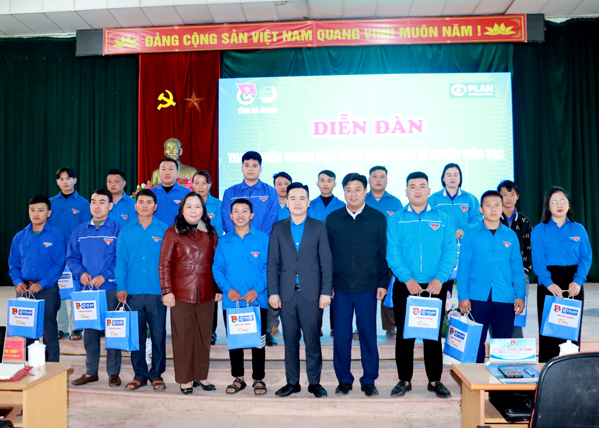 Lãnh đạo Tỉnh đoàn tặng quà cho thanh niên tiêu biểu của huyện Mèo Vạc.