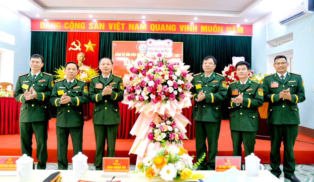 Lãnh đạo Bộ Chỉ huy BĐBP tỉnh tặng hoa chúc mừng Đại hội.