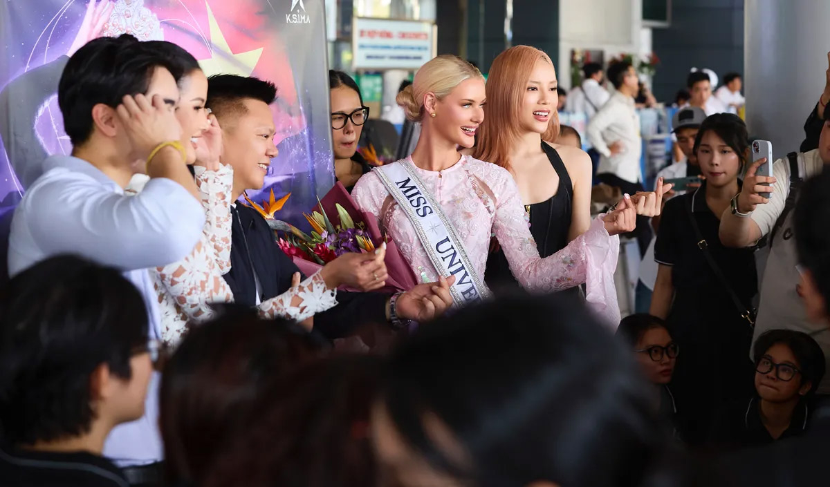 Miss Universe 2024 Victoria liên tục mỉm cười, vẫy tay chào người hâm mộ.