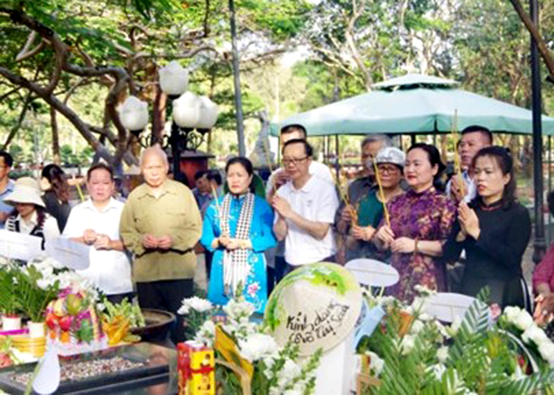 Đoàn công tác viếng mộ phần của chị Võ Thị Sáu tại Nghĩa trang Hàng Dương (huyện Côn Đảo, tỉnh Bà Rịa - Vũng Tàu).