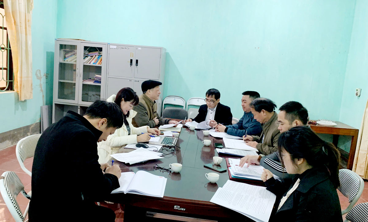 (Lãnh đạo Trung tâm chính trị và Ban Tuyên giáo huyện ủy Yên Minh với nhóm giảng viên chính Trường Chính trị tỉnh về phương pháp truyền thống kết hợp phương pháp dạy học tích cực tại huyện Yên Minh)