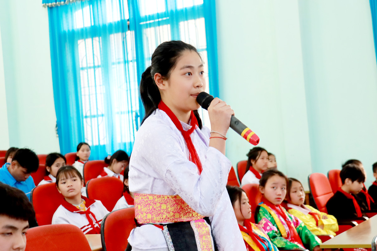 Học sinh huyện Mèo Vạc nêu ý kiến tại Hội nghị đối thoại giữa Hội đồng trẻ em huyện với đại biểu, lãnh đạo HĐND huyện.