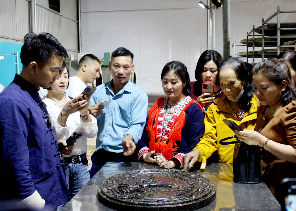 Tham quan, học hỏi kinh nghiệm chế biến trà Phổ Nhĩ.