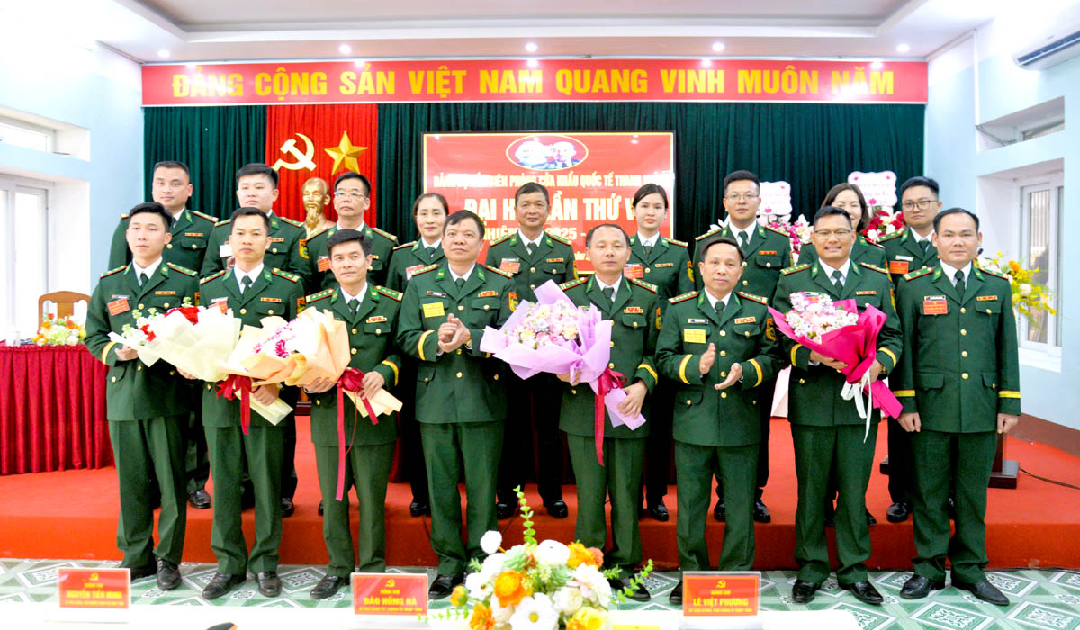Lãnh đạo Bộ Chỉ huy BĐBP tỉnh tặng hoa chúc mừng các đồng chí vào BCH Đảng bộ và Ủy ban Kiểm tra Đảng ủy Đồn Biên phòng CKQT Thanh Thủy