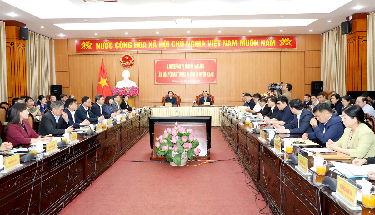 Quang cảnh buổi làm việc