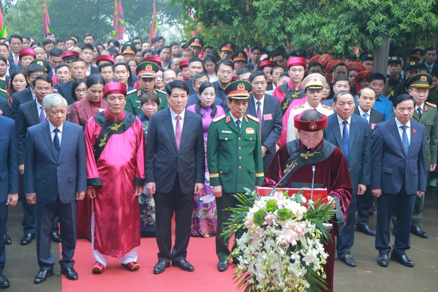  Chủ tịch nước Lương Cường và các đại biểu dự lễ dâng hương.