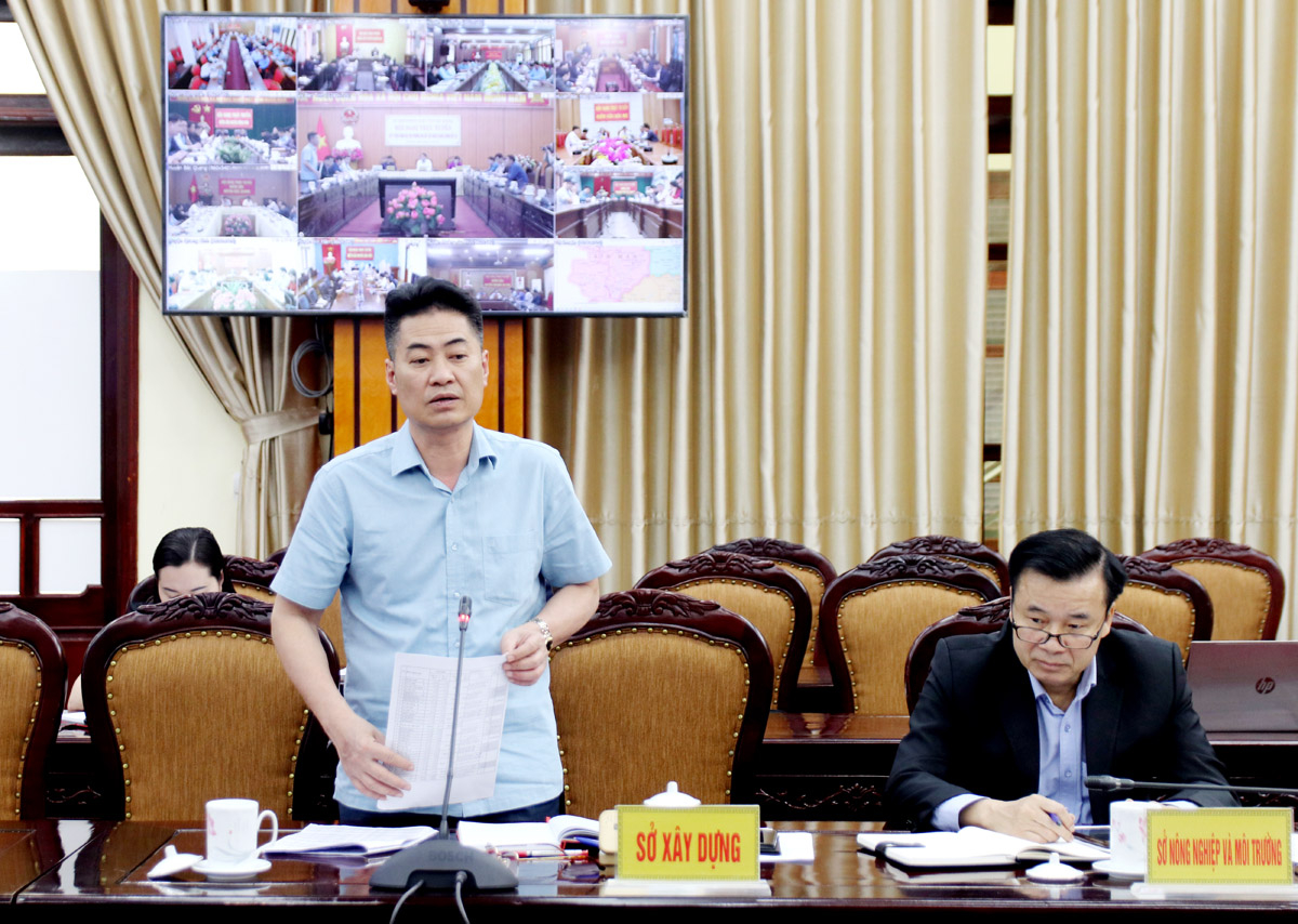Giám đốc Sở Xây dựng Lê Thanh Sơn thảo luận tại hội nghị.