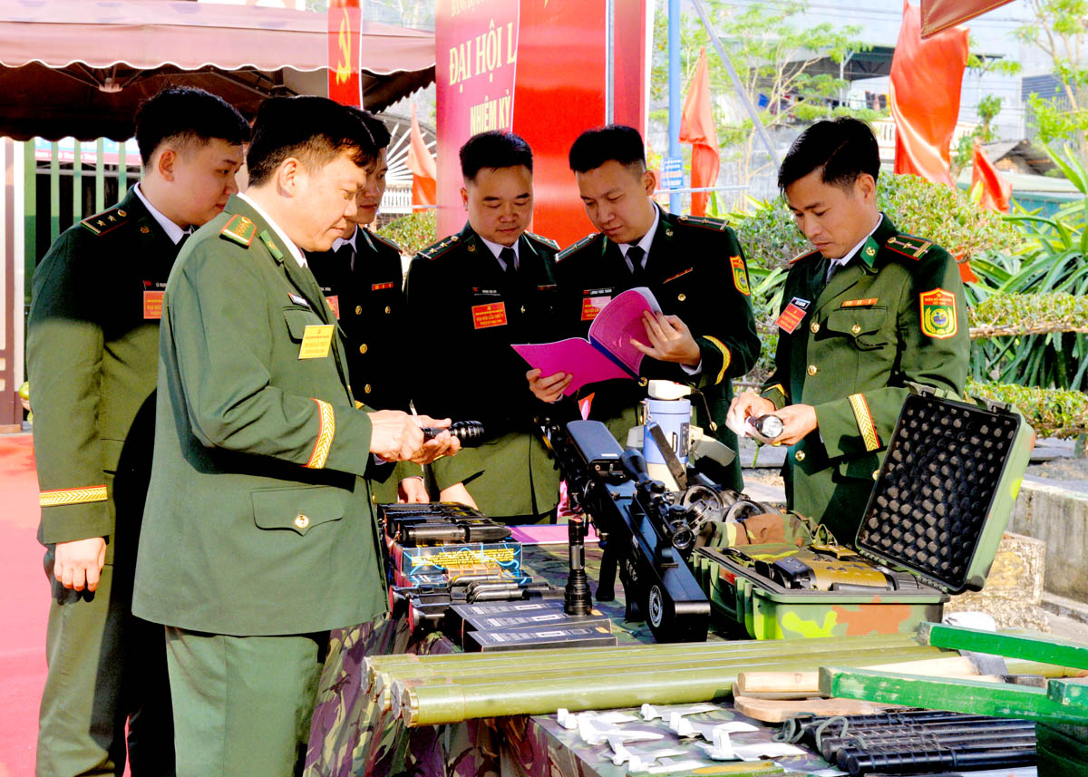 Các đại biểu tham quan mô hình học cụ huấn luyện của Đồn Biên phòng CKQT Thanh Thủy
