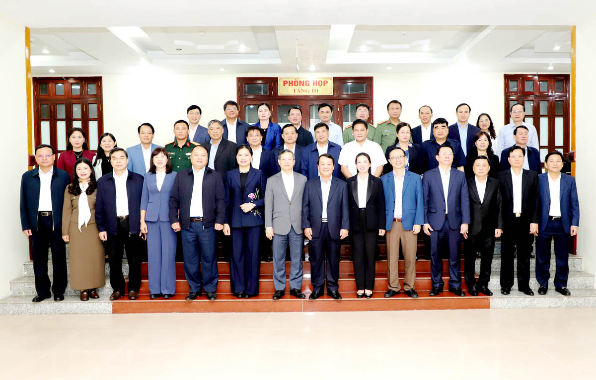 Ban Thường vụ Tỉnh ủy Hà Giang và Tuyên Quang chụp ảnh lưu niệm