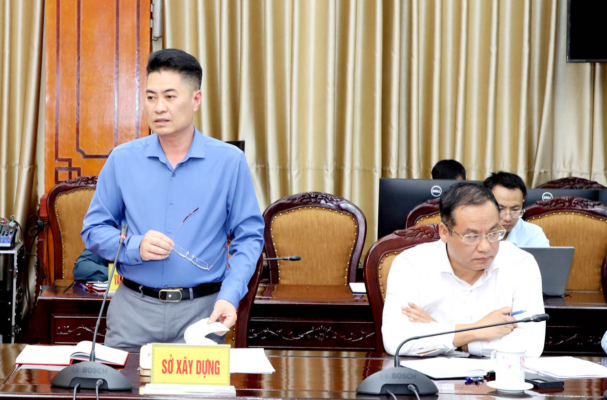 Giám đốc Sở Xây dựng báo cáo tại buổi làm việc