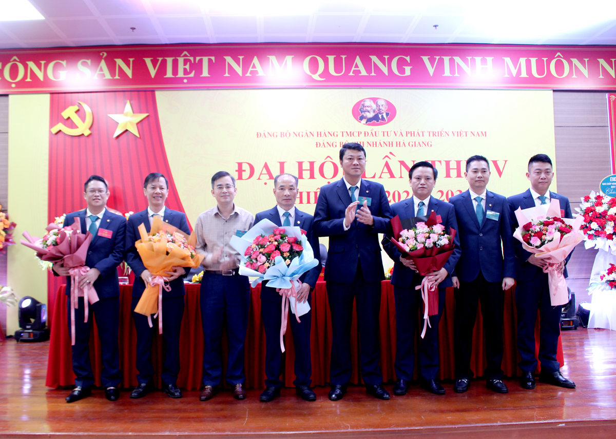 Ban Chấp hành Đảng bộ BIDV Hà Giang nhiệm kỳ 2025 - 2030 ra mắt Đại hội.