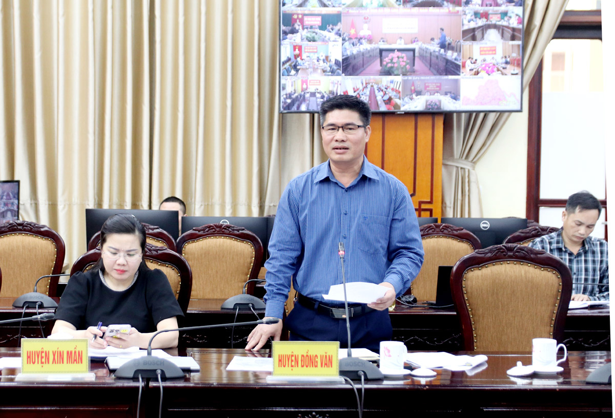 Chủ tịch UBND huyện Đồng Văn Đỗ Quốc Hương thảo luận tại hội nghị.
